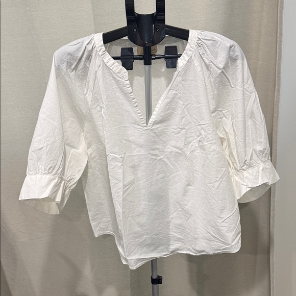 Universal thread white cotton top. XL. Used . From pet free/ smoke free home. - Picture 1 of 4
